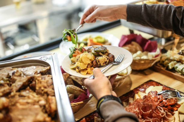 Découvrez les options de repas proposées par un traiteur pour des événements privés